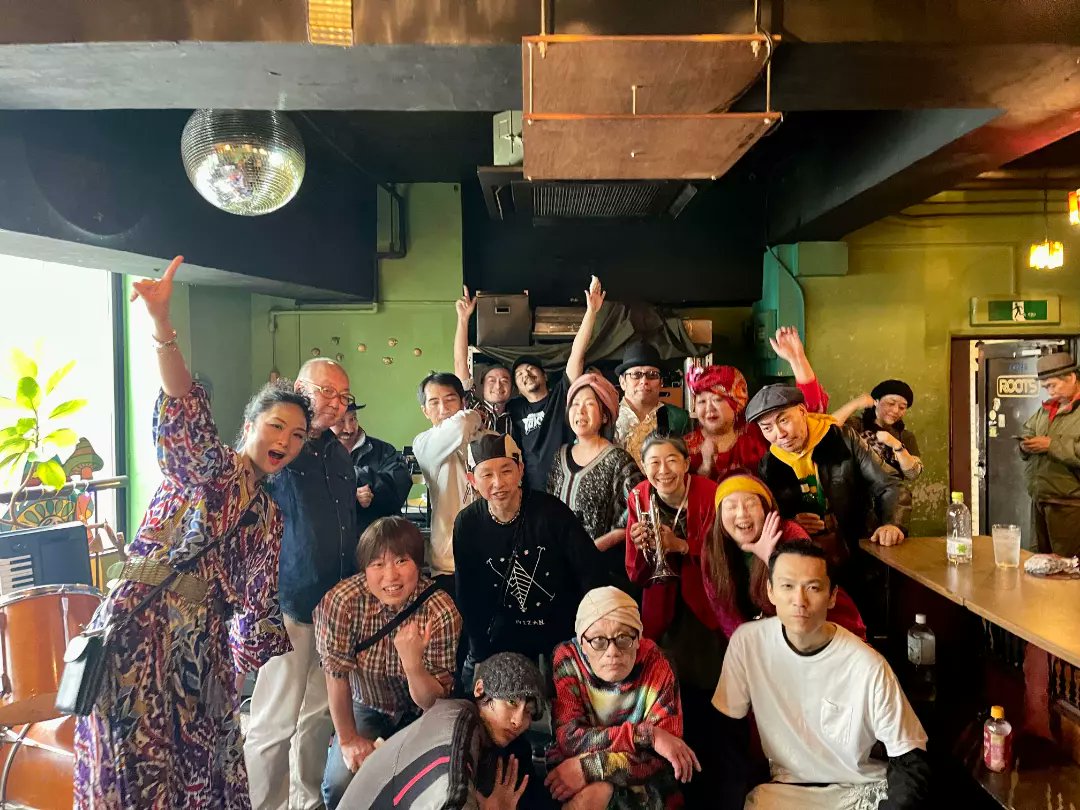jyo7wx1SYtcleh4's tweet photo. 昨日は1/21ティポンシュnew yeahs partyと称して渋谷のrootsさんでのDJ付きLIVEでした！皆さんお越し頂きありがとうございました！大きな窓があり、しかも逆光！ですが音響は最高だったということで、安堵しました。渋谷には私が10代の時の青春があり、蘇りました。#ティポンシュLIVE　#TIPUNCH https://t.co/w1dQGkTdbB