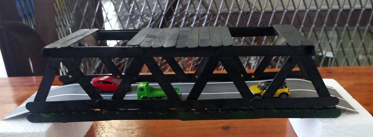 inslallauna's tweet photo. Fem d’enginyers de ponts amb #bridgedesigner i en fem la maqueta #eso3 #tecnologia. Apropem els coneixements a la realitat. 👇https://t.co/85truJ7oll https://t.co/0HuffC0Ewl