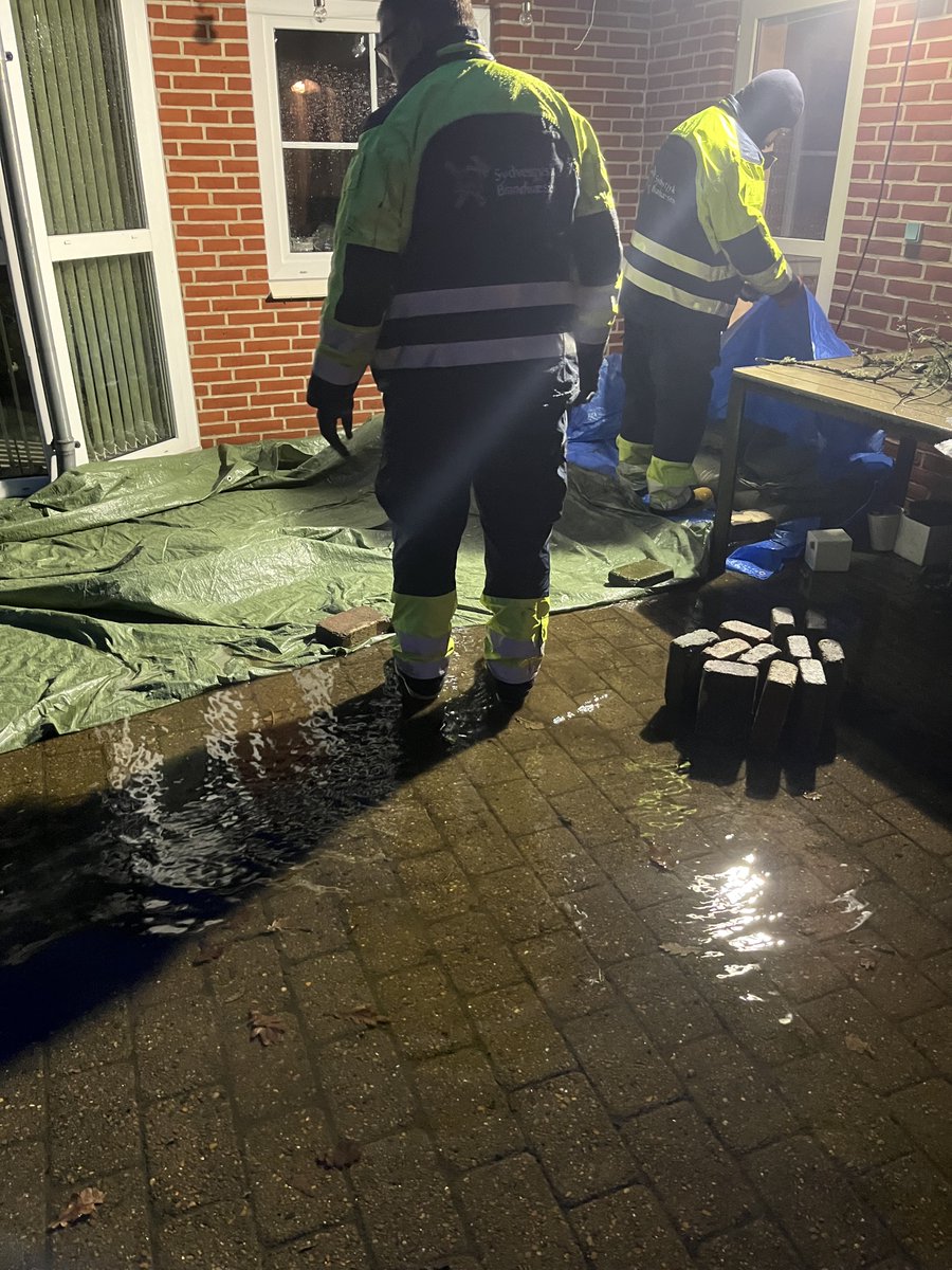 SydvestBrand's tweet photo. Klimatjenesten er sammen med indsatsleder tilstede på Egebakken i Årre for at håndtere overvand der truer flere bygninger. Intet yderligere pt.
#sydvestbrand #stormdk https://t.co/5RvpnmnlzX