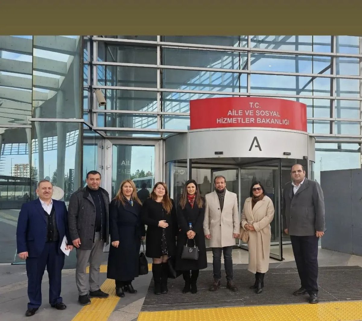 ÖZOKFED Kurucu Dernek Başkanları ve yardımcıları,
Kurucu başkanlar ve başkan yardimcilarimizla <a href="/tcmeb/">Millî Eğitim Bakanlığı</a> , <a href="/tcailesosyal/">T.C. Aile ve Sosyal Hizmetler Bakanlığı</a> ve TBMM ye sunulmak üzere raporlarımizi tamamladık. 
2. gün <a href="/tcailesosyal/">T.C. Aile ve Sosyal Hizmetler Bakanlığı</a> Bakanlığında temaslarda bulunduk ve sürecin nasıl ilerlediği ile ilgili bilgiler edindik