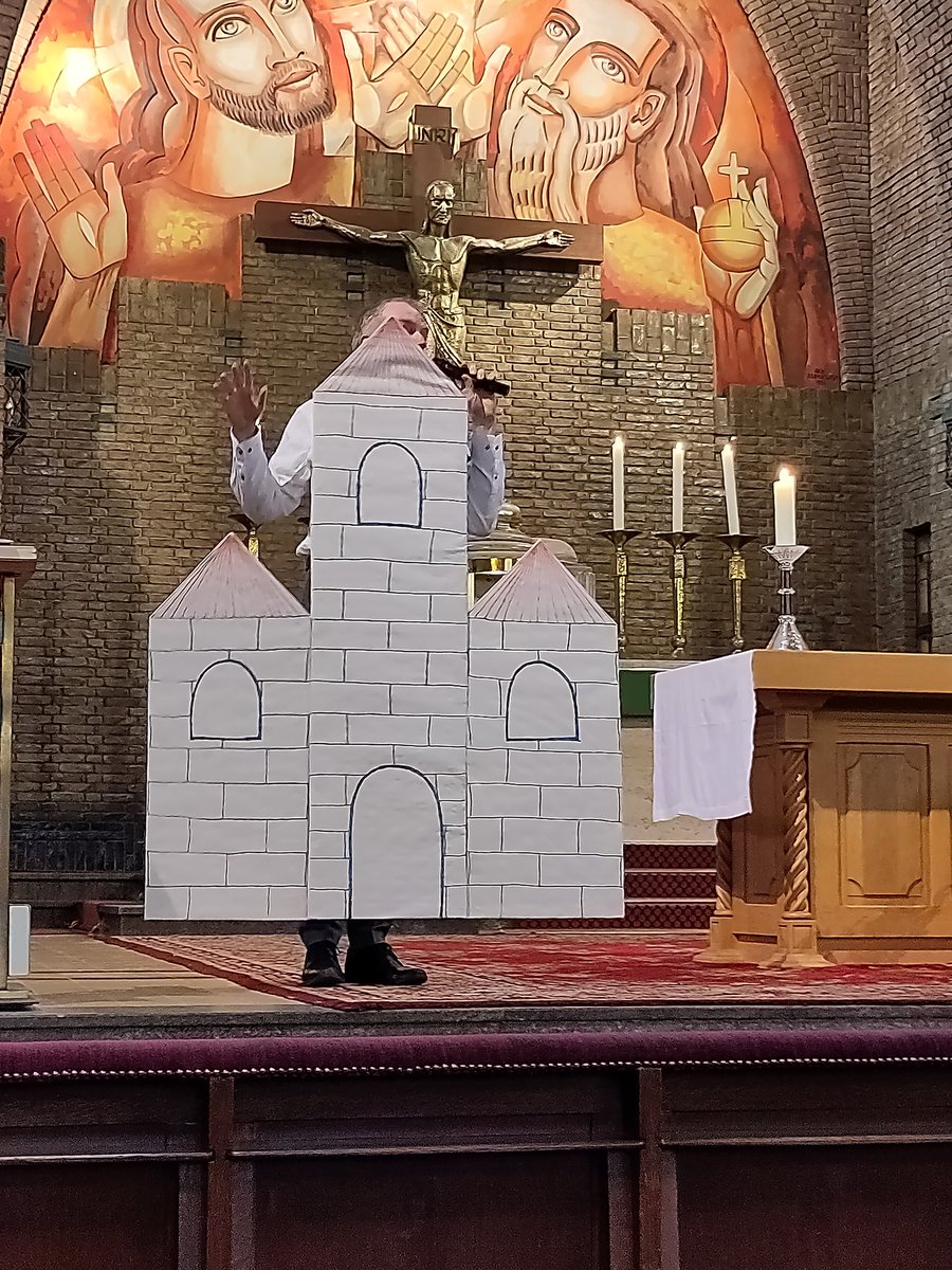 StJosephLeiden's tweet photo. ”Levende Kerk”: verkleed als kerk vroeg Kees van Hees op ludieke wijze aandacht voor de jaarlijkse @ActieKerkbalans in #Leiden
#kerkbalans #livingchurch https://t.co/8rChkzYoVy