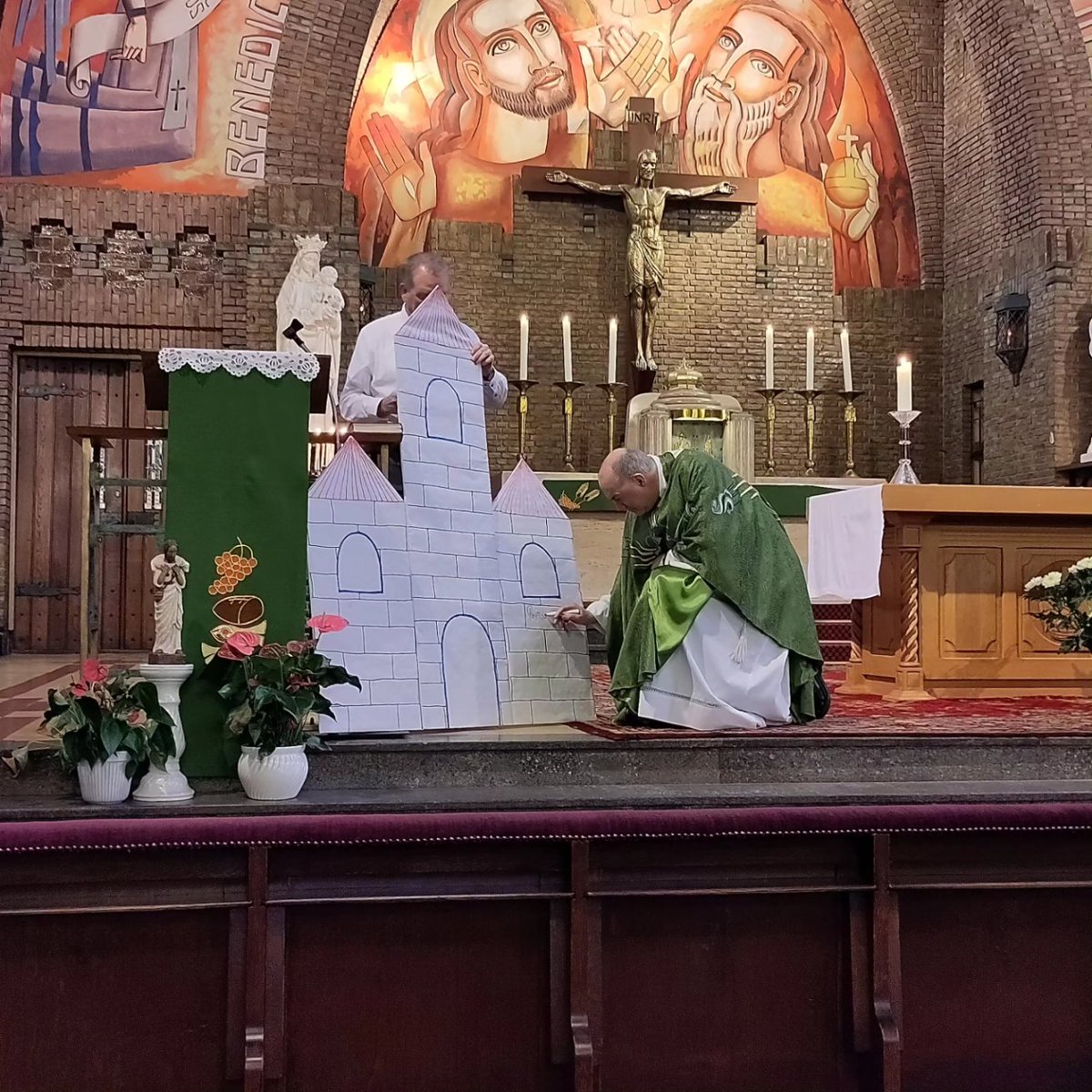 StJosephLeiden's tweet photo. ”Levende Kerk”: verkleed als kerk vroeg Kees van Hees op ludieke wijze aandacht voor de jaarlijkse @ActieKerkbalans in #Leiden
#kerkbalans #livingchurch https://t.co/8rChkzYoVy