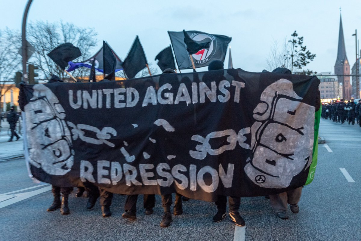 In Hamburg protestierten am Samstag etwa 1.500 Menschen gegen den erneuten Beginn eines Prozess im 'Rondenbarg-Komplex' 
@rondenbarg_soli. Die Angeklagten sollen während des G20 Gipfels 2017 Teil einer nicht angemeldeten Demo gewesen sein. #hh2001