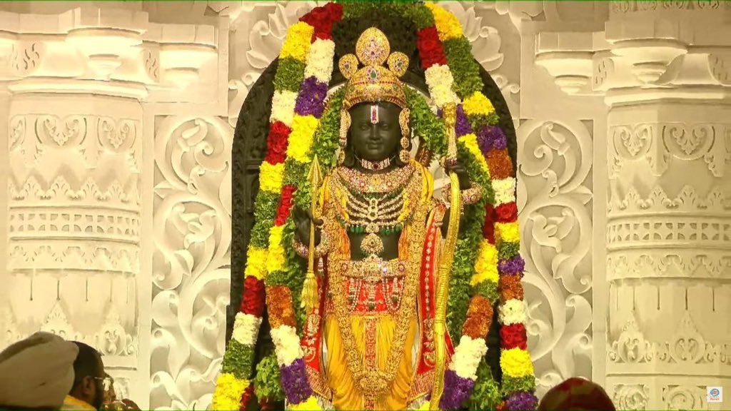 cbawankule's tweet photo. एक ऐतिहासिक दिवस,
नवे पर्व सुरू झाले!!
प्रभू श्रीरामाचे आदर्श आणि विचार भारताच्या आत्म्यात वास करतात. त्यांचे चरित्र आणि जीवनाचे तत्वज्ञान हे भारतीय संस्कृतीचा आधारस्तंभ आहेत. श्री राम मंदिर उभारणीमुळे ही पवित्र भूमी अयोध्या पुन्हा एकदा संपूर्ण वैभवाने जगासमोर येईल.
या भव्य भगवान श्री राम मंदिराच्या उभारणीतून पंतप्रधान @narendramodi जी यांचे कणखर आणि निर्णायक नेतृत्व दिसून येते. या अविस्मरणीय दिवसाच्या सर्व भारतीयांना माझ्या मनःपूर्वक शुभेच्छा.
अतिशय लोभस श्री रामाचे दर्शन झाले; माझे जीवन कृतकृत्य झाले.
जय श्रीराम... #PranaPratishta #Ayodhya
