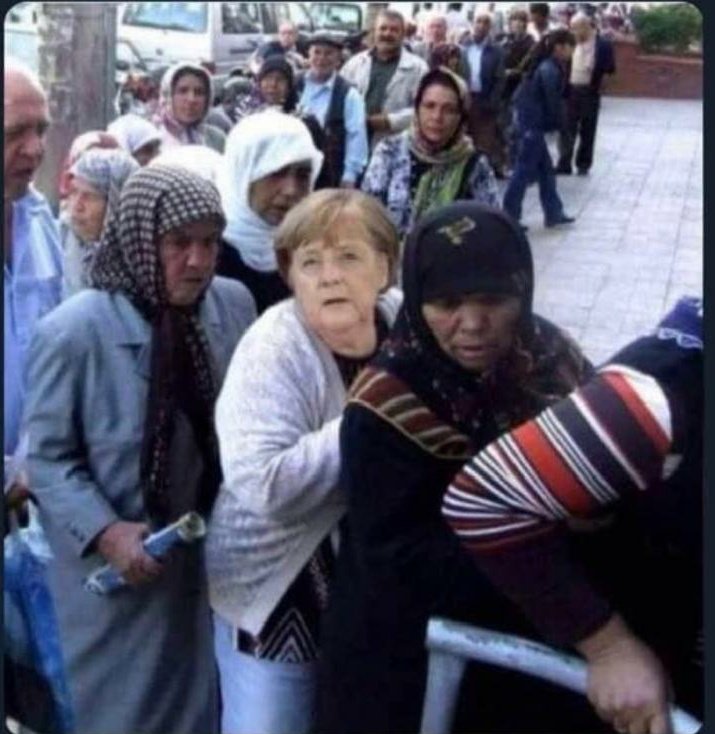 aylancekrem's tweet image. #Günaydın #Pazartesi 
#İyiHaftalar 
Emekli Merkel,ekmek  kuyruğunda görülüyor. 
Demek ki emekli gerçekten perişan. 🏡#İronik 
#EmekliMilletVekiliMaaşlarıKaldırılsın