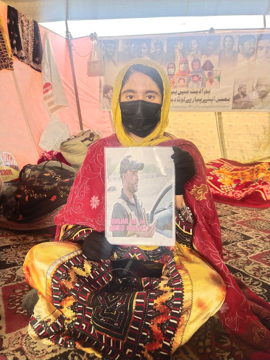 maahnaz33's tweet photo. Niece of Baba Jan Maryam Baloch is struggling for the safe release of her uncle since the march have started. She have came with a hope. Bring back her uncle
#ReleaseBabaJan
#MarchAgainstBalochGenocide
#IStandWithBalochMarch
#EndEnforcedDisappearances https://t.co/ymvWjQPmgH