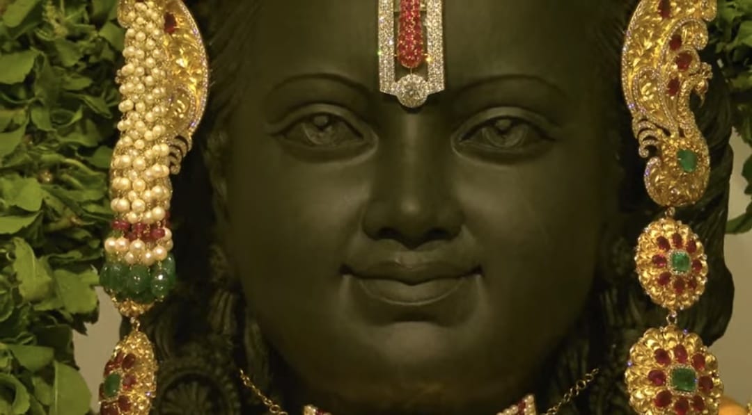 DDNewslive's tweet photo. Ram Lalla idol at the Shri Ram Janmaboomi Temple in Ayodhya

#AyodhaRamMandir #RamMandirPranPratishta #ayodhya https://t.co/bYWJctoRbR