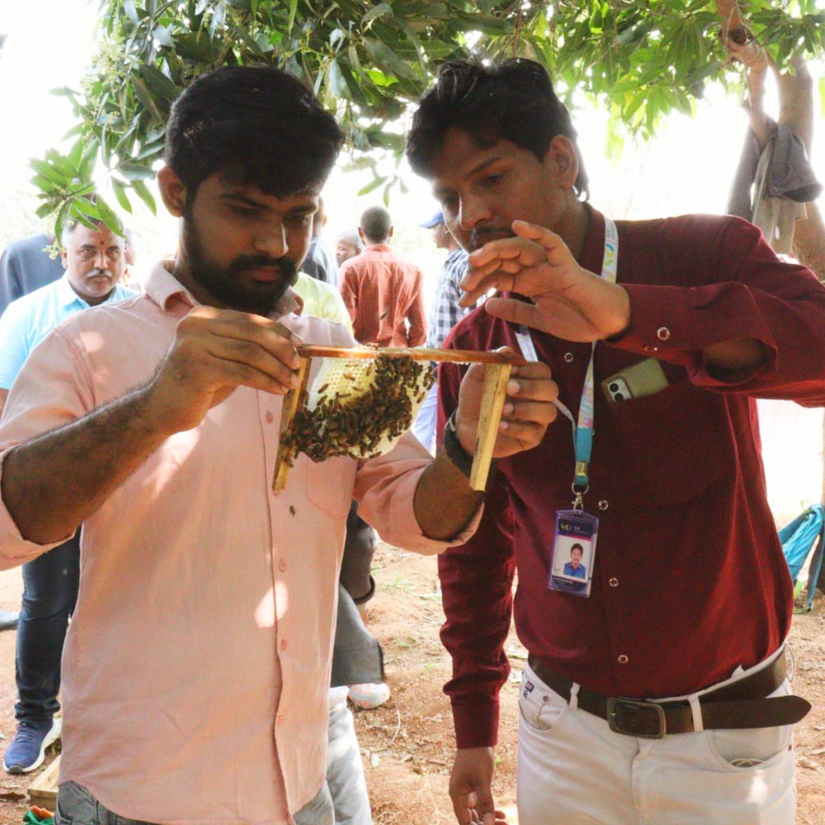 sr_university's tweet photo. The School of Agriculture practical training program! Dean inaugurated with Dr. Bhargava from Swarna Madhu Honey. 130 participants, including 20 international students, are getting hands-on!
#SRU #SRUniversity #Btech #SRUAgri #HoneyBeeProgram #PracticalExposure #OrganicFarming https://t.co/SEx0t51Gse