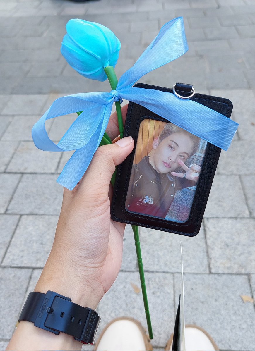 dawnhyuck's tweet photo. leen van der mark but make it blue color for our precious #mark lee.
@nctmarklee_ph #BlueTulipsForMark https://t.co/E6dFfFTkQF
