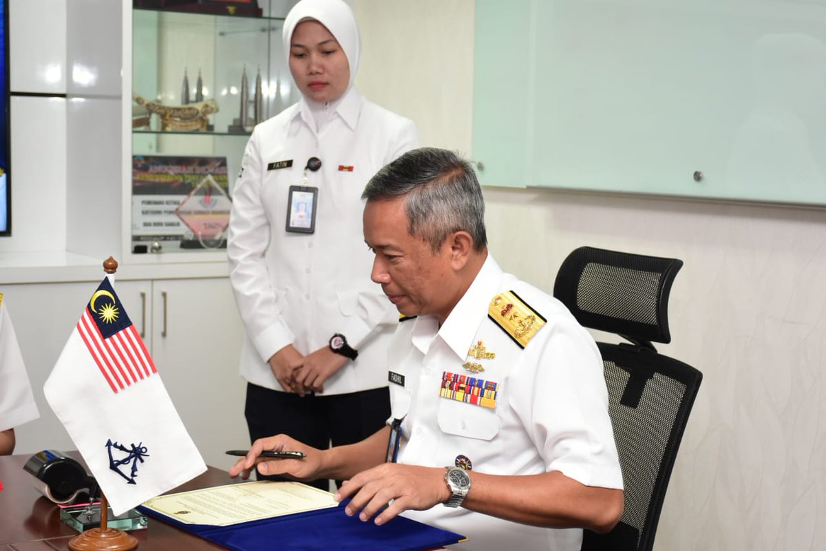 tldm_rasmi's tweet photo. Majlis serah terima tugas Pengarah Dasar dan Perancangan Sumber Manusia antara Kept Shaharudin bin Abu Bakar TLDM dan Laksma Fadhil bin Abdul Rahman telah disaksikan oleh AKS Sumber Manusia, Laksda Baharudin bin Wan Md. Nor di Bilik Mesyuarat Bahagian Sumber Manusia. https://t.co/boibWvQwG3