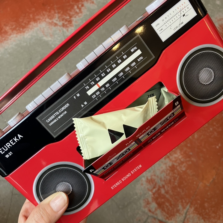 【店頭商品】ラジカセ チョコレート缶 イエロー・レッド各￥1,296(税込)
なつかしいラジカセの形をした缶の中には、クランチチョコが入っています。カセットテープの取りだし口からは、なんとチョコが取り出せます!🍫
個包装になっており、袋の柄にも録音マークや停止マークがプリントされています🎵