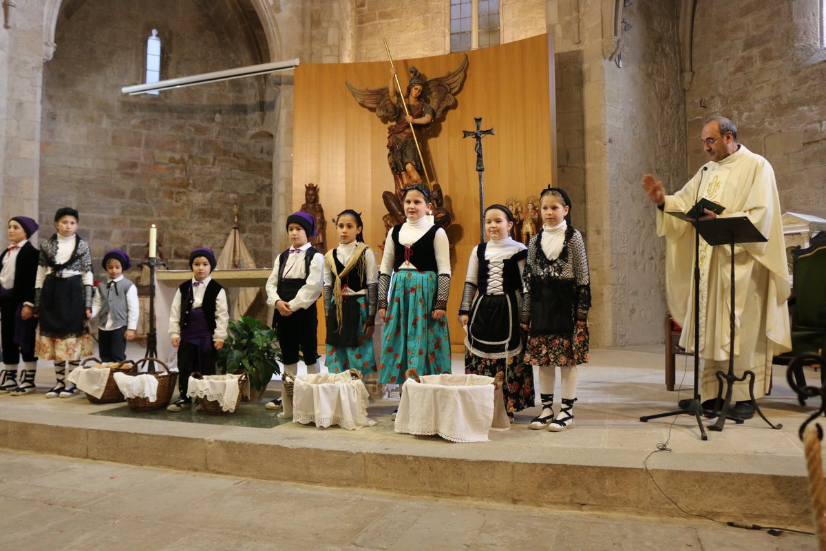 stmiquelespluga's tweet image. 🐎🦮🥁 Festa de #santAntoni abat a l’Espluga, amb la benedicció de les coques, gentilesa de Cal Tullet, els hereus i pubilles, els #Grallers de l’Esplyga, els gegants pagesos i els nanos, i la #benedicció d’animals amb el Club Hípic Francolí. 

@esglesiatgn @ajtlespluga