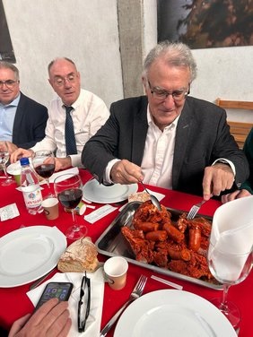 Iniciarán trámites para su hermanamiento los municipios de <a href="/aytodebembibre/">Ayto. de Bembibre</a> y O Barco de Valdeorras, para potenciar el Botillo del #Bierzo y el botelo galego 😋. Sentaron bases para ello en la fiesta gastronómica valdeorresa, donde estuvo el teniente de alcalde <a href="/SigifredoBenavi/">Sigifredo Benavides</a>