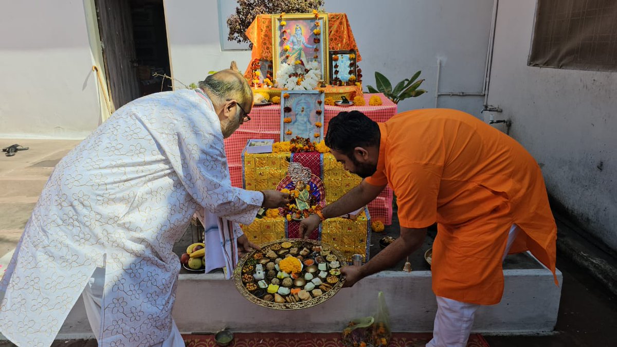 Umakant80's tweet photo. स्वनिवास पर भगवान श्रीराम जी की प्राणप्रतिष्ठा के अवसर पर विशेष मुहूर्त में भगवान का पूजन अर्चन करने का सौभाग्य प्राप्त हुआ।
भगवान श्रीराम जी की कृपा सभी पर बनी रहे।

#RamMandirPranPrathistha 
#ShriRamMandir https://t.co/XJIJROAyMa