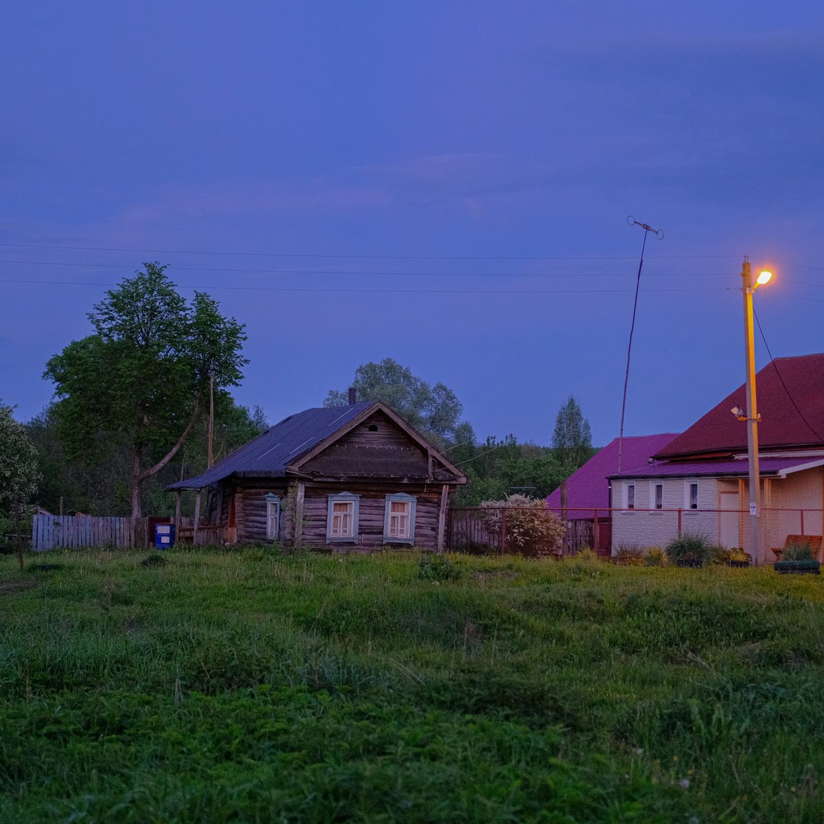 POV: ты в деревне под вечер поехал кататься на велосипеде по окрестностям и возвращаешься домой уже в сумерках в 9 часов. у ручья поют соловьи, на задах в поле трещит коростель, и всё лето ещё впереди