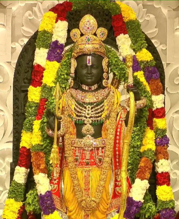 VenkatOffi's tweet photo. Those eyes... How can someone be so good and perfect... Giving two different shades by carving the same black rock !

Check out the little Rama 🙏

#RamMandirPranPrathistha 
#AyodhaRamMandir 
#AyodhyaSriRamTemple #Ayodhya #Ayodha https://t.co/zJ2cu30lB9