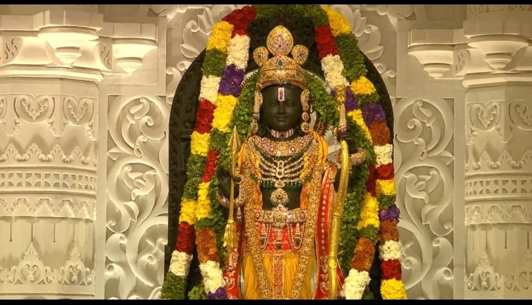भए प्रगट कृपाला दीनदयाला कौसल्या हितकारी।
हरषित महतारी मुनि मन हारी अद्भुत रूप बिचारी।।