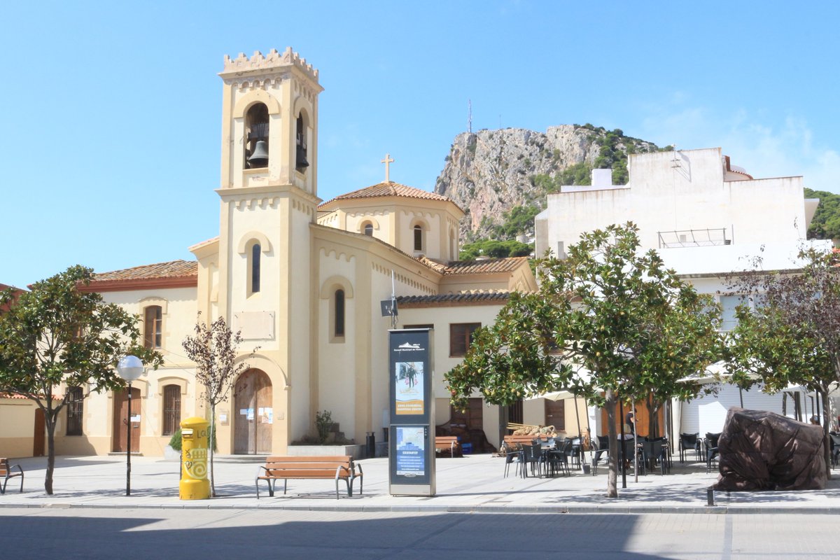 Entre racons de l'#Estartit, hi trobem l'església de Santa Anna, la coneixes? ⛪️ Descobreix-ne més! 👉ℹ visitestartit.com @baixemporda_tur @costabrava @AjTorroella @VisitEstartit #visitemporda #josocemporda #visitestartit