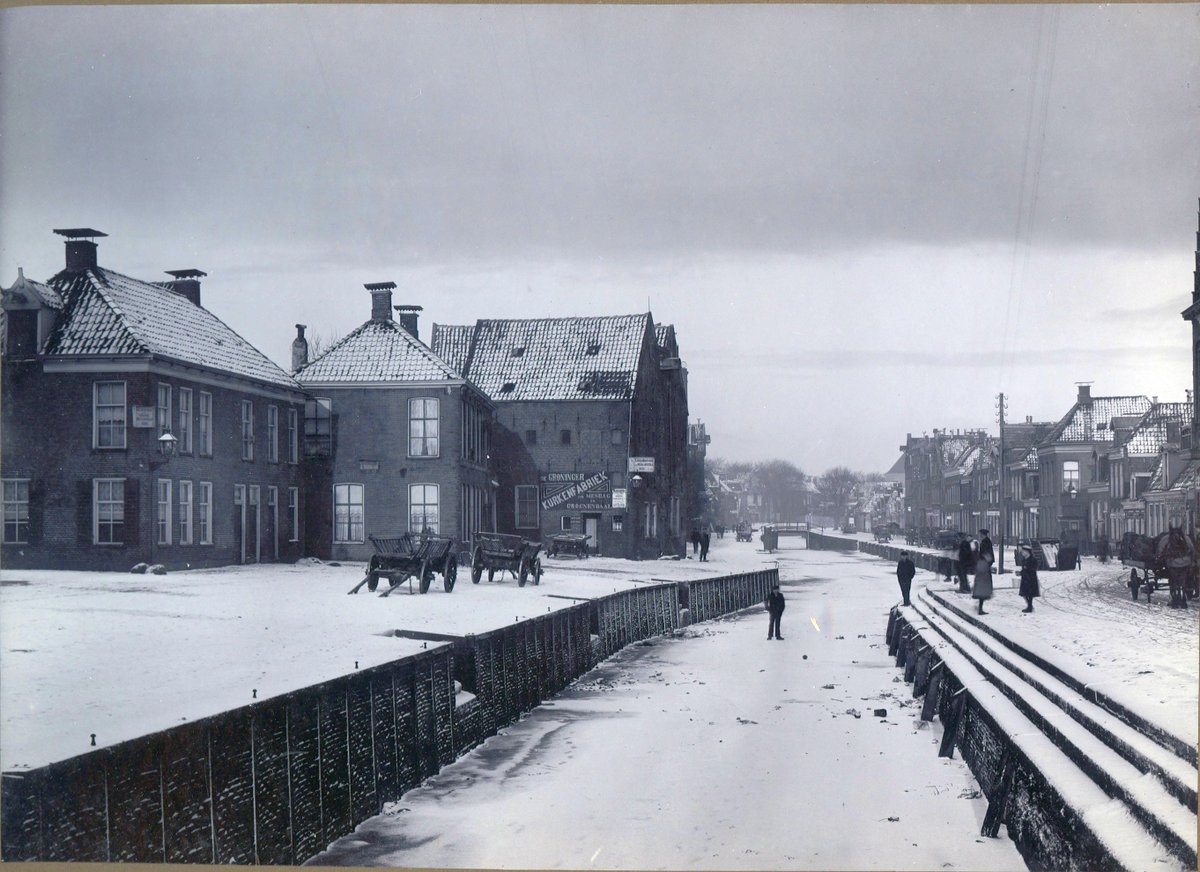 gem_groningen's tweet photo. Boterdiep, winter 1912. Ter hoogte van de Wipstraat. Met De Groninger Kurkenfabriek Van Mesdag en Groenendaal. Foto @GronArch #beeldbankgroningen #memorymonday https://t.co/KOyCRUuRAm
