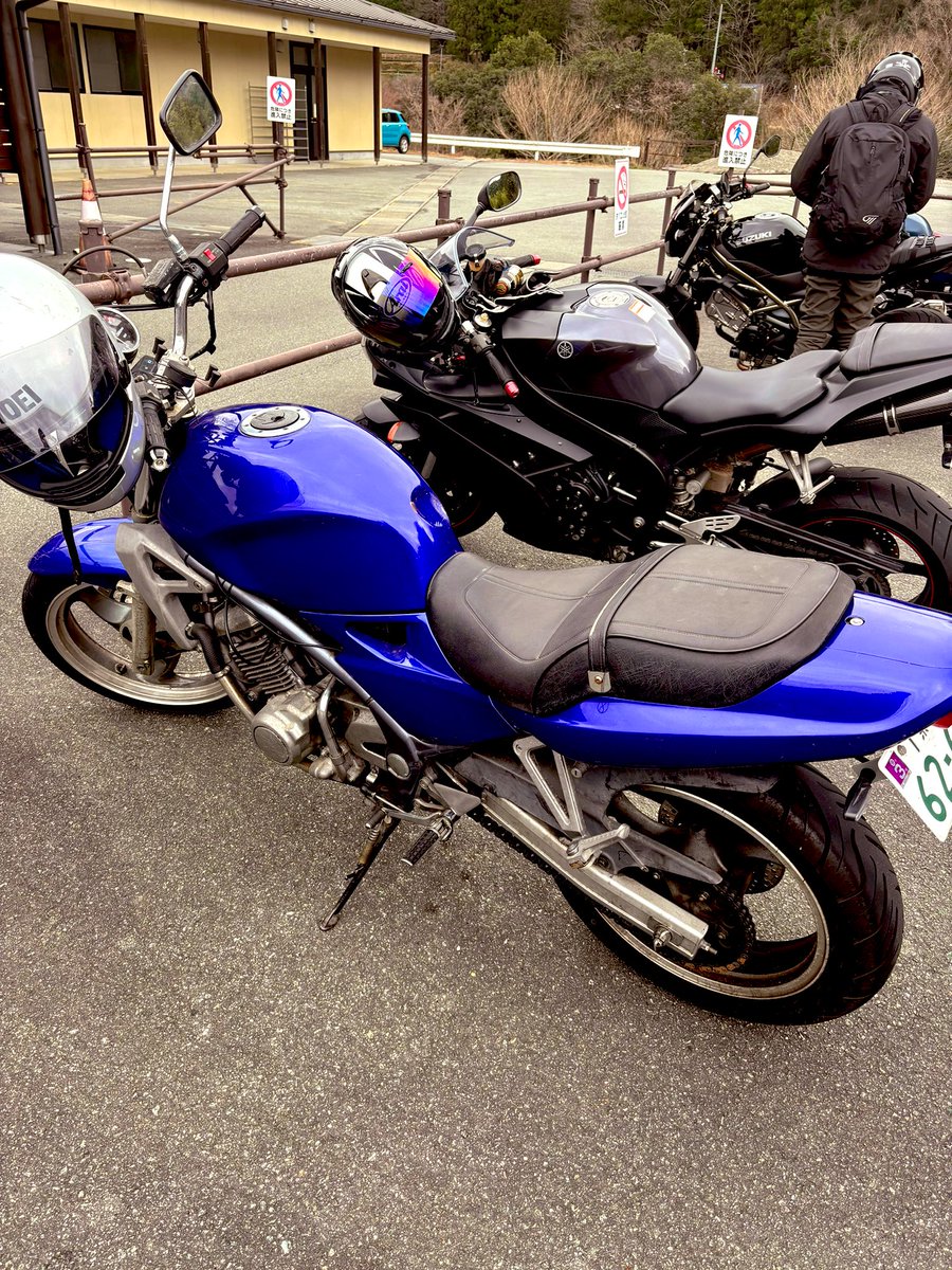 vanbee_BaliusA3's tweet photo. 息子との初ツーリングでコケコッコー共和国へ💨
 #バリオス  #yzfr1  #ツーリング  #親子  #コケコッコー共和国 https://t.co/6siKUnfT2x