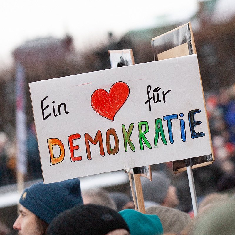 Ein ❤️ für Dresden.

Rund 40.000 waren wohl am Sonntagnachmittag auf den Straßen der Landeshauptstadt, um gegen Rechts zu demonstrieren. Die Polizei schätzt, dass es um die 20.000 waren. 

Never again is now. 
#DD2101 #Dresden #neveragainisnow
Foto: bsm 2024