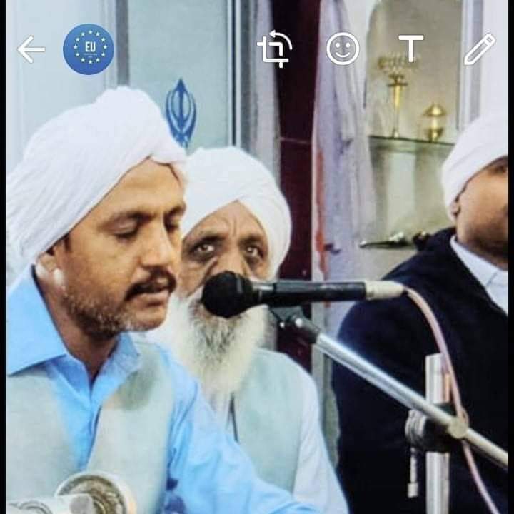 Hulals75Sa97670's tweet photo. Ssa sadsanght g das Mohammad Sarfraz Hussain 19 kul bahi Mardana g di ans bahi lal g my grand father and my ustad gur Bani vich kirtan kar de sanght g dhan vaad Mehraj ap g de chardi kla vich rakhn https://t.co/zaptTS9y2T
