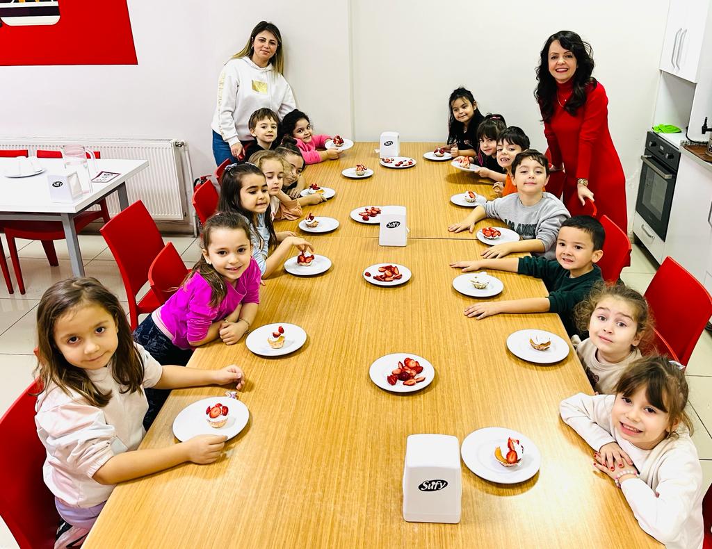 BkAkhisar_'s tweet photo. Okul öncesi öğrencilerimiz ve hayal ortaklarımız olan velilerimiz ile bol kazanımlı ve eğlenceli sıra bende etkinliklerimizi gerçekleştirdik.🎉
Katılım gösteren velilerimize teşekkür ederiz. 📷📷 https://t.co/thvXDYSLaI