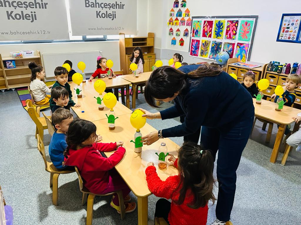 BkAkhisar_'s tweet photo. Okul öncesi öğrencilerimiz ve hayal ortaklarımız olan velilerimiz ile bol kazanımlı ve eğlenceli sıra bende etkinliklerimizi gerçekleştirdik.🎉
Katılım gösteren velilerimize teşekkür ederiz. 📷📷 https://t.co/thvXDYSLaI