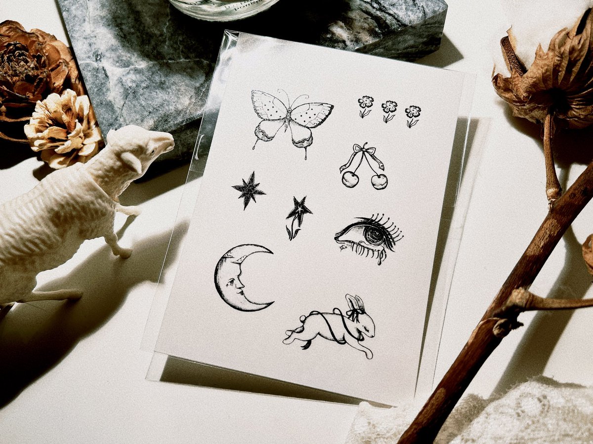 kogumano0uchi's tweet image. 𓆌

tattoo sticker
作ってみました✮

┈┈┈┈┈┈┈┈┈┈┈┈┈
展示会まで約１ヶ月
どきどき……⋆꙳

𓊆君に教える、秘密の物語 展𓊇
2月21日-2月25日
13:00-18:00
Gallery hana輪さんにて

☟在廊予定
21日13:00-15:00
23日13:00-18:00
25日13:00-18:00

 #tattoosticker  #illustration