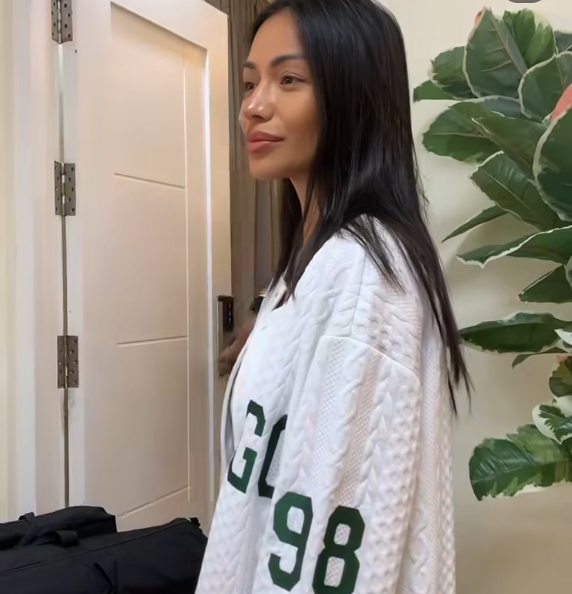 greysonRay11's tweet photo. Shes a cutieeee. Kahit madami ka namang jacket pero mas ginusto mo yan. Hahaha. Cute mo kainis. π€§ #Pakak #SamPan https://t.co/fJ5Gz5n35b
