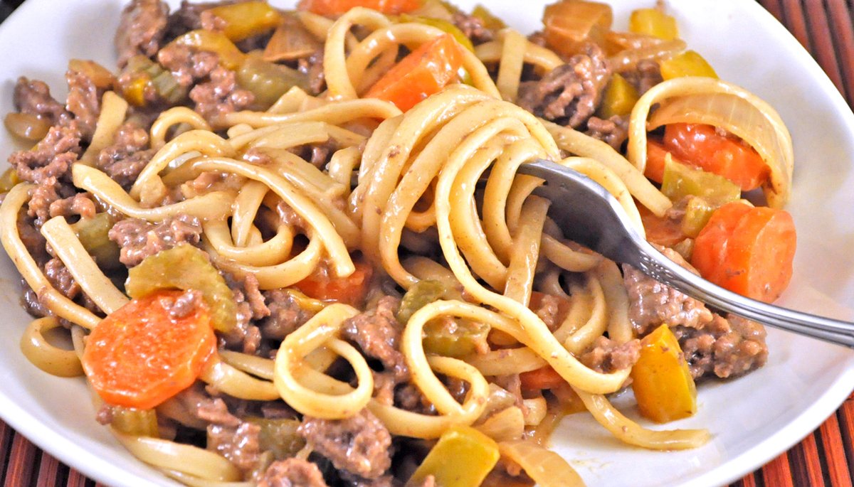 Ground Beef Lo Mein, with Carrots & Celery, an easy #stirfry served on #noodles / #spaghetti #groundbeef #lomein #cookingfortwo thymeforcookingblog.com/2024/01/ground…