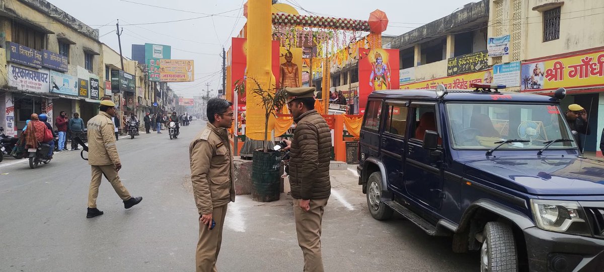 DeoriaPolice's tweet photo. #अयोध्या श्री राम जन्म भूमि प्राण प्रतिष्ठा कार्यक्रम के दृष्टिगत #SPDeoria द्वारा जनपद में भ्रमणशील रहकर क्षेत्र में  सुरक्षा व्यवस्था ड्यूटी में लगे पुलिस कर्मियों का निरीक्षण कर दिये उचित दिशा निर्देश ।
#UPPolice https://t.co/n5D5vIFp6x
