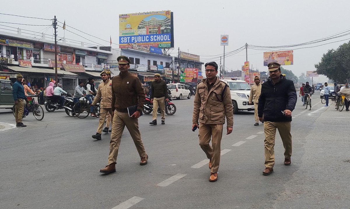 DeoriaPolice's tweet photo. #अयोध्या श्री राम जन्म भूमि प्राण प्रतिष्ठा कार्यक्रम के दृष्टिगत #SPDeoria द्वारा जनपद में भ्रमणशील रहकर क्षेत्र में  सुरक्षा व्यवस्था ड्यूटी में लगे पुलिस कर्मियों का निरीक्षण कर दिये उचित दिशा निर्देश ।
#UPPolice https://t.co/n5D5vIFp6x