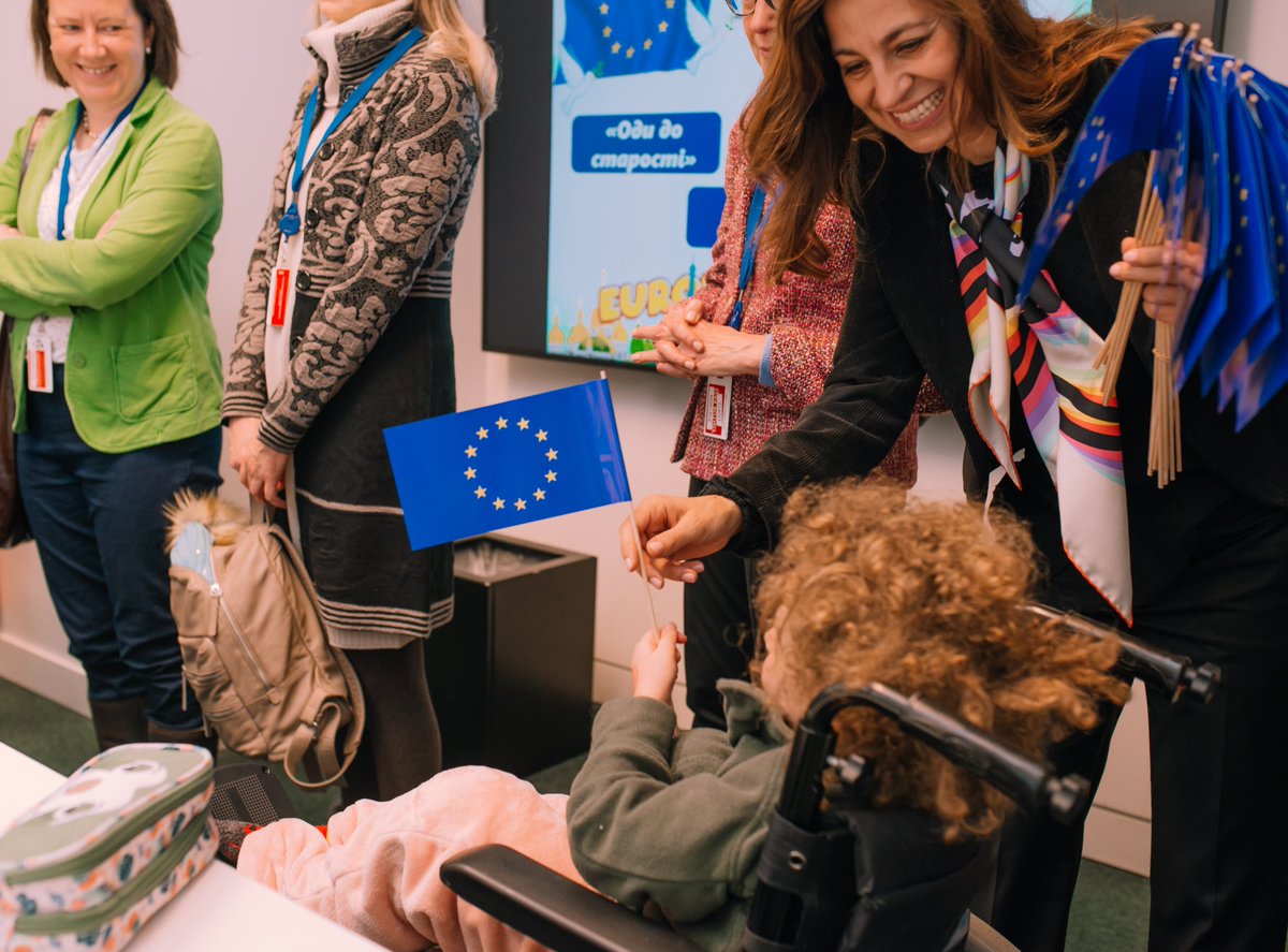 To show our #solidarity with 🇺🇦, we visited the school for Ukrainian children put in place by @ukrainians_lu. 

We met v motivated teachers & happy children despite what they have gone through and a true will to be part of 🇪🇺 and 🇱🇺. 

#SolidarityWithUkraine 

📸 Kateryna Mostova