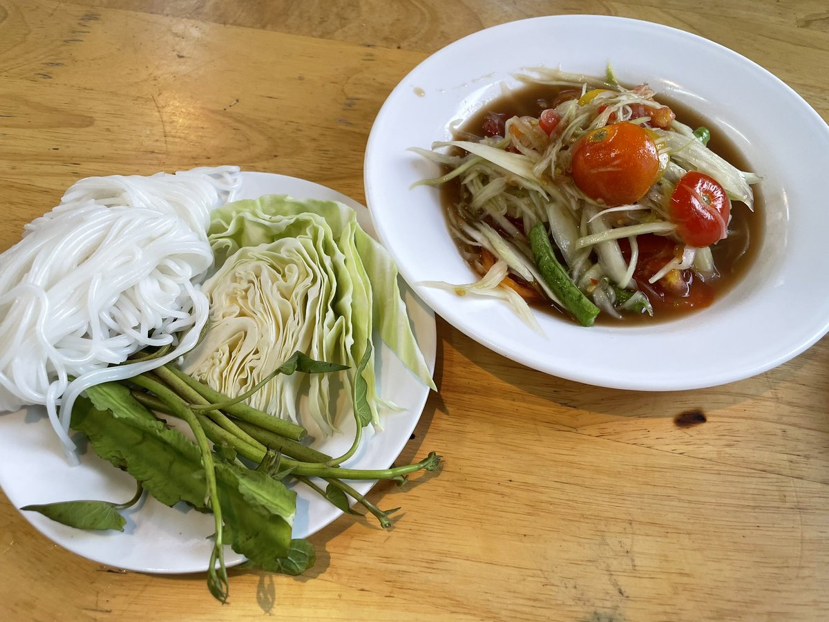 craftaid's tweet image. 昨日からラオスに来ています！

本日はビエンチャン事務所にいます。入り口にクラフトエイドのカタログも置かせてもらいました！
明日はカマクラフト、明後日はシビライ村のモン族の村に訪問予定です。

とても楽しみです✨

#ラオス
#海外旅行
#ラオス料理
#モン族 
#刺繍