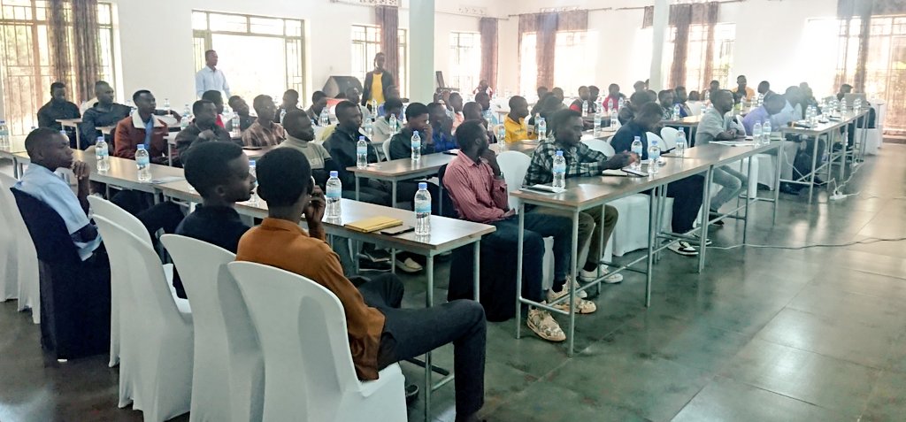 bugeserayouth's tweet image. #NonahaBirikuba
Muri iki gitondo tariki 22 Mutarama 2024
mu cyumba cy'inama cya Sunrise hari kubera inama ya komite nyobozi yaguye y'Urubyiruko ku karere, iyi nama ikaba igamije gutegura igikorwa cya  #UrubyirukoRwaBugeseraTurashima
ndetse n'umunsi w'Intwari uzaba 01/02/2024.