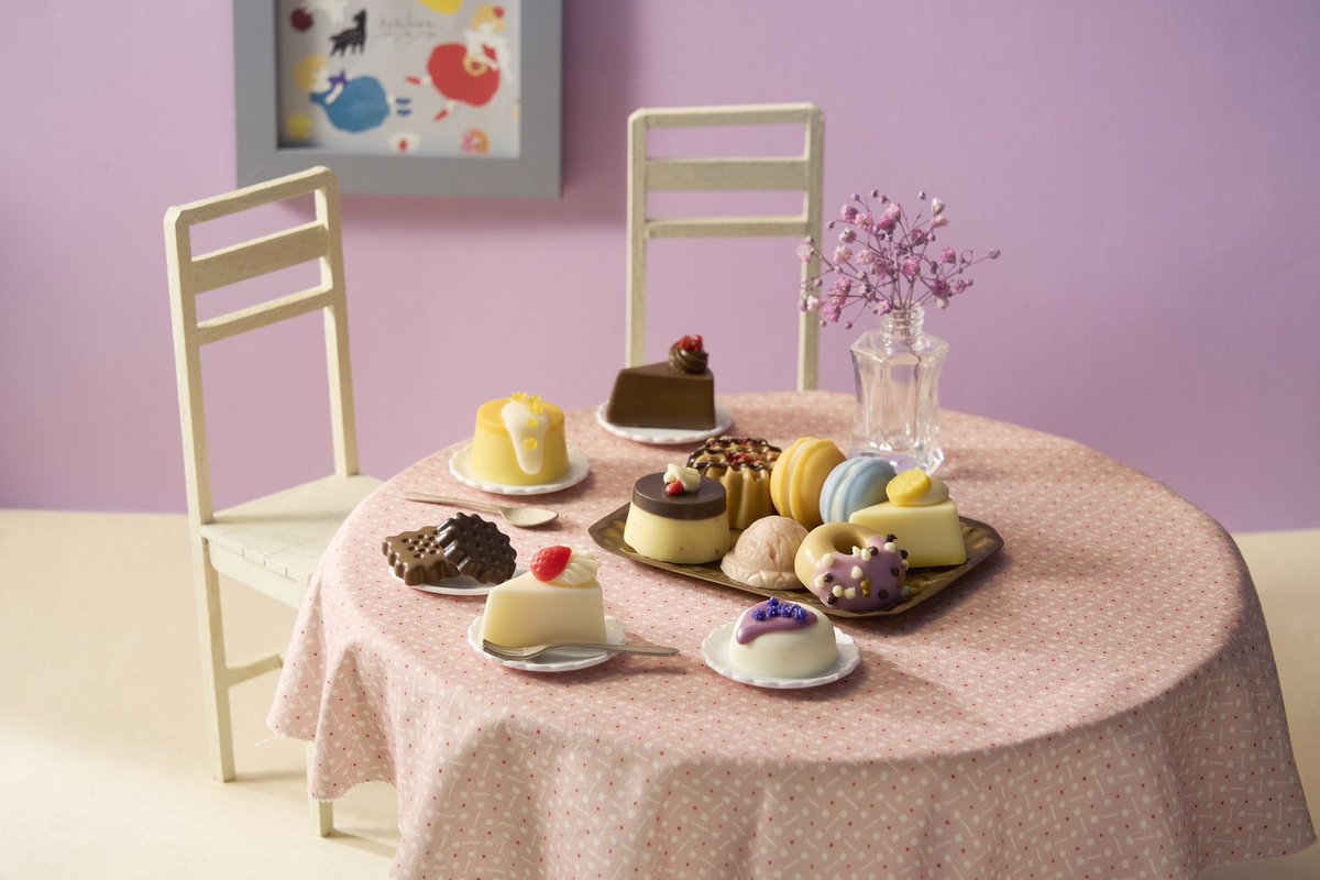 【2024バレンタインコレクション-トトロワ-】
南フランスのとある小さな町に住む、とびきり仲良しな3姉妹がテーマのブランド💐　
ママが作るおやつが大好きな彼女たちのひとときをチョコレートで表現🍫
ドーナツ🍩やプリン🍮などのスイーツをミニチュアにしたようなチョコレートを詰め合わせました🌼