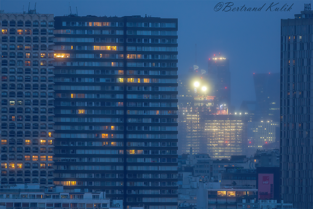 Morning Blue(s).Temps brumeux ce matin sur la Défense #meteofrance #meteovilles #lejournaldelameteo #bluehour #villedeparis @Meteovilles