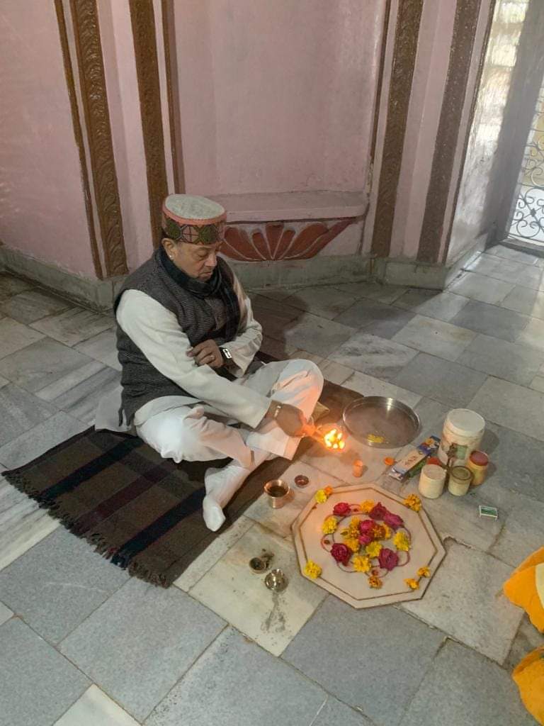 The Suryawanshi King of Amethi Riyasat and head of Bandhalgoti Rajputs, Raja Sanjay Sinh ji, descendant of Raja Gurudutt Sinh who fought bravely for the protection of SriRamJanmBhumi, performing Puja at Sati Maharani Temple Amethi on the occasion of #PranPratishtha ceremony. 🙏🏻☀️