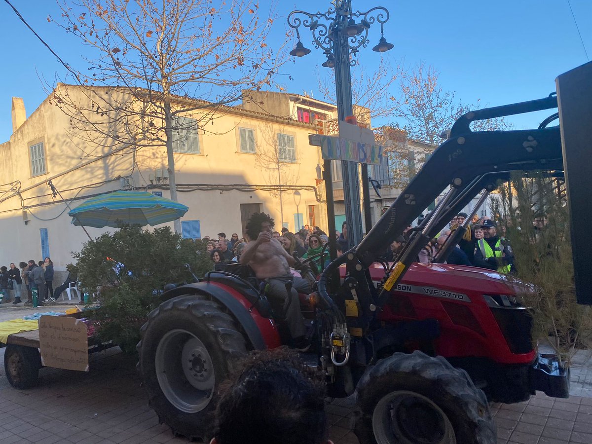 👹🐑🐓🌿👹

Les Beneïdes de Son Macià, úniques i incomparables, posen el punt i final de bon de veres a les festes de Sant Antoni.

Aquí us en deixam un recull d'imatges. I fins l'any que ve!

👹🐑🐓🌿👹
.
.
.
#SantAntoni2024
#SonMacià
#FeimPoble