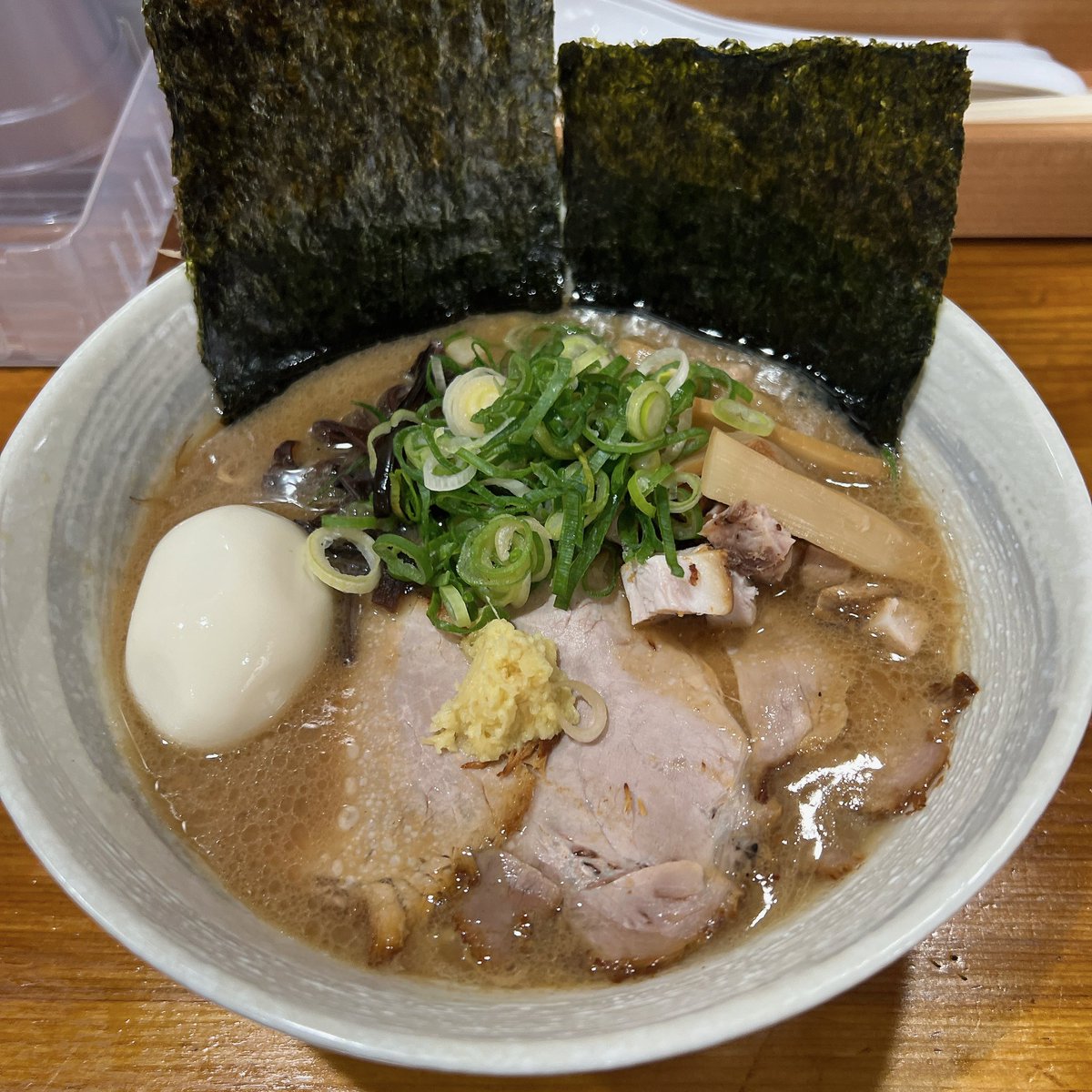 umaumaOK's tweet photo. 今月13日に京阪七条駅近くに新しくオープンされた「札幌ラーメン柳」さんでランチ。
なかなか札幌味噌ラーメンの美味しい店って京都には無くて悲しかったのですが、生姜とたっぷりの油分に濃厚な味噌スープ、卵ちぢれ麺と個人的に好きな味噌ラーメンでした！ https://t.co/EydS34hydD
