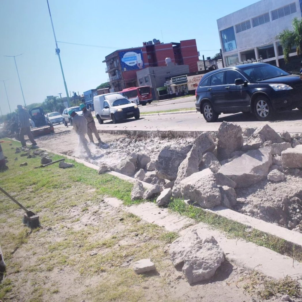 mcabrerakoz's tweet photo. En la búsqueda de mejorar la tansitabilidad🚗🚙 en la ciudad, ¡continuamos trabajando en el #PlanIntegralDeBacheo🚧! Aprovechando el receso escolar y la disminución de la circulación vehicular🚍🚘 estamos refaccionando las principales arterias de la capital. https://t.co/jPT2iBuurI