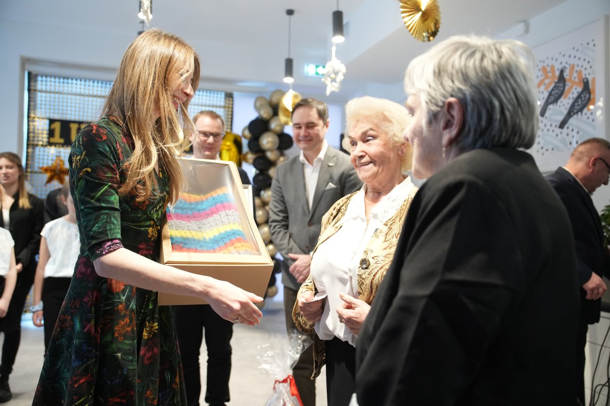 MRPiPS_GOV__PL's tweet photo. 📸 Ministra Rodziny, Pracy i Polityki Społecznej @AgaBak wzięła dziś udział w spotkaniu z okazji #DzieńBabci i #DzieńDziadka w Bielańskim Centrum Wsparcia Seniora #SeniorPlus w #Warszawa.
ℹ️ W placówce jest 80 miejsc dziennego pobytu zapewniających wielokierunkowe wsparcie w pokonywaniu codziennych trudności. Znajduje się tu https://t.co/w8hNPU1JJL. sala do rehabilitacji, dwie sale klubowe, pokój odpoczynku, pracownia komputerowa. Na zewnątrz Centrum utworzony został ogród.
👉 Centrum jest przystosowane dla osób ze szczególnymi potrzebami, w całości dostosowany dla osób z niepełnosprawnościami, w budynku znajduje się dźwig osobowy dostosowany do transportu osób z ograniczoną mobilnością. 
👉 W placówce prowadzone są zajęcia ruchowe, plastyczne, muzyczne, komputerowe, kulinarne czy teatralne. Prowadzone są lektoraty językowe, w tym języka angielskiego i włoskiego. Seniorzy korzystają również z Treningu Umiejętności Społecznych, psychoedukacji i konsultacji wspierających.
🏡 Placówka obchodziła dziś uroczyście swoje 1. urodziny 🥳