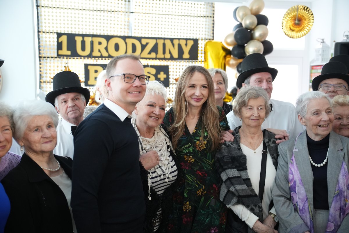 MRPiPS_GOV__PL's tweet photo. 📸 Ministra Rodziny, Pracy i Polityki Społecznej @AgaBak wzięła dziś udział w spotkaniu z okazji #DzieńBabci i #DzieńDziadka w Bielańskim Centrum Wsparcia Seniora #SeniorPlus w #Warszawa.
ℹ️ W placówce jest 80 miejsc dziennego pobytu zapewniających wielokierunkowe wsparcie w pokonywaniu codziennych trudności. Znajduje się tu https://t.co/w8hNPU1JJL. sala do rehabilitacji, dwie sale klubowe, pokój odpoczynku, pracownia komputerowa. Na zewnątrz Centrum utworzony został ogród.
👉 Centrum jest przystosowane dla osób ze szczególnymi potrzebami, w całości dostosowany dla osób z niepełnosprawnościami, w budynku znajduje się dźwig osobowy dostosowany do transportu osób z ograniczoną mobilnością. 
👉 W placówce prowadzone są zajęcia ruchowe, plastyczne, muzyczne, komputerowe, kulinarne czy teatralne. Prowadzone są lektoraty językowe, w tym języka angielskiego i włoskiego. Seniorzy korzystają również z Treningu Umiejętności Społecznych, psychoedukacji i konsultacji wspierających.
🏡 Placówka obchodziła dziś uroczyście swoje 1. urodziny 🥳