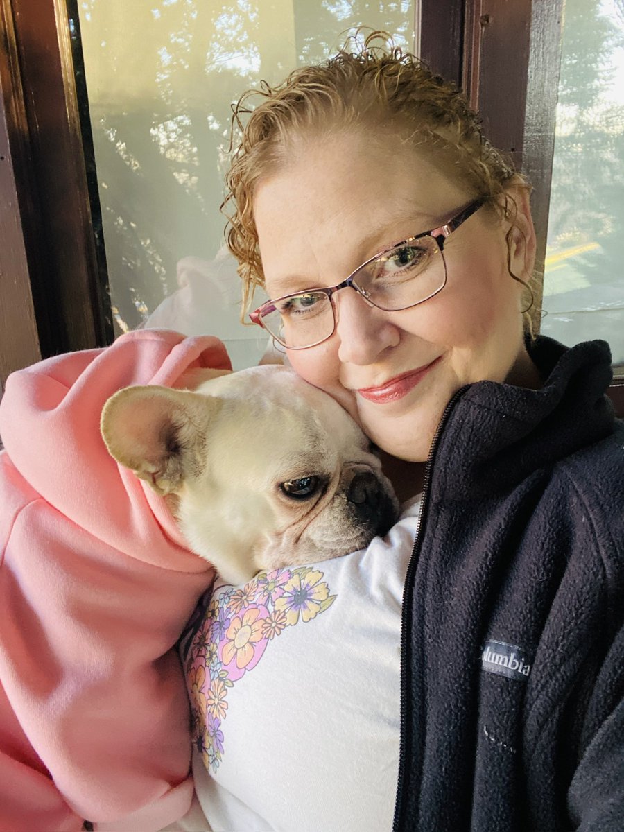 MelissaEdsell's tweet photo. @TheEricBland Poppy stays with hers on!!! lol!! Stay warm down there!! It was 6 degrees here this morning!! https://t.co/lpJ2AxDpUH