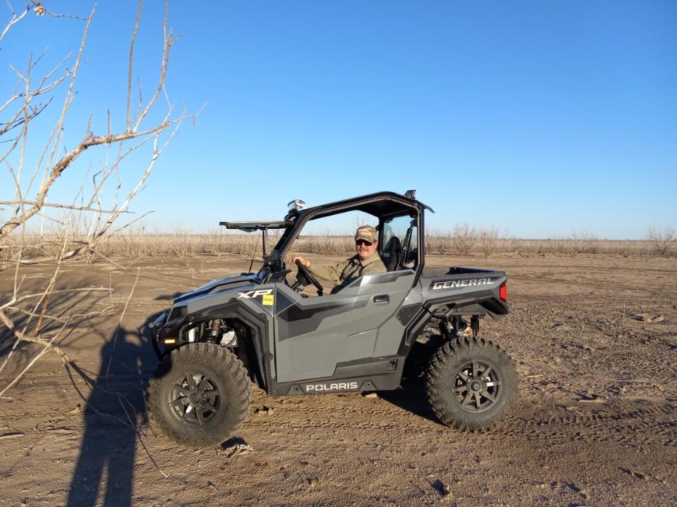 RanchEmu's tweet photo. Don and I 4-wheel'n the dry lake we fished 2 years ago! Lots of zebra mussels-highly invasive species that destroy a lake's ecosystem. CLEAN your boat when going from one body of water to another!
#montanaemuranch #emuoil #TexasLiving #Texas #texaslife #fourwheeling #lakebeds https://t.co/eU7wj3gl93