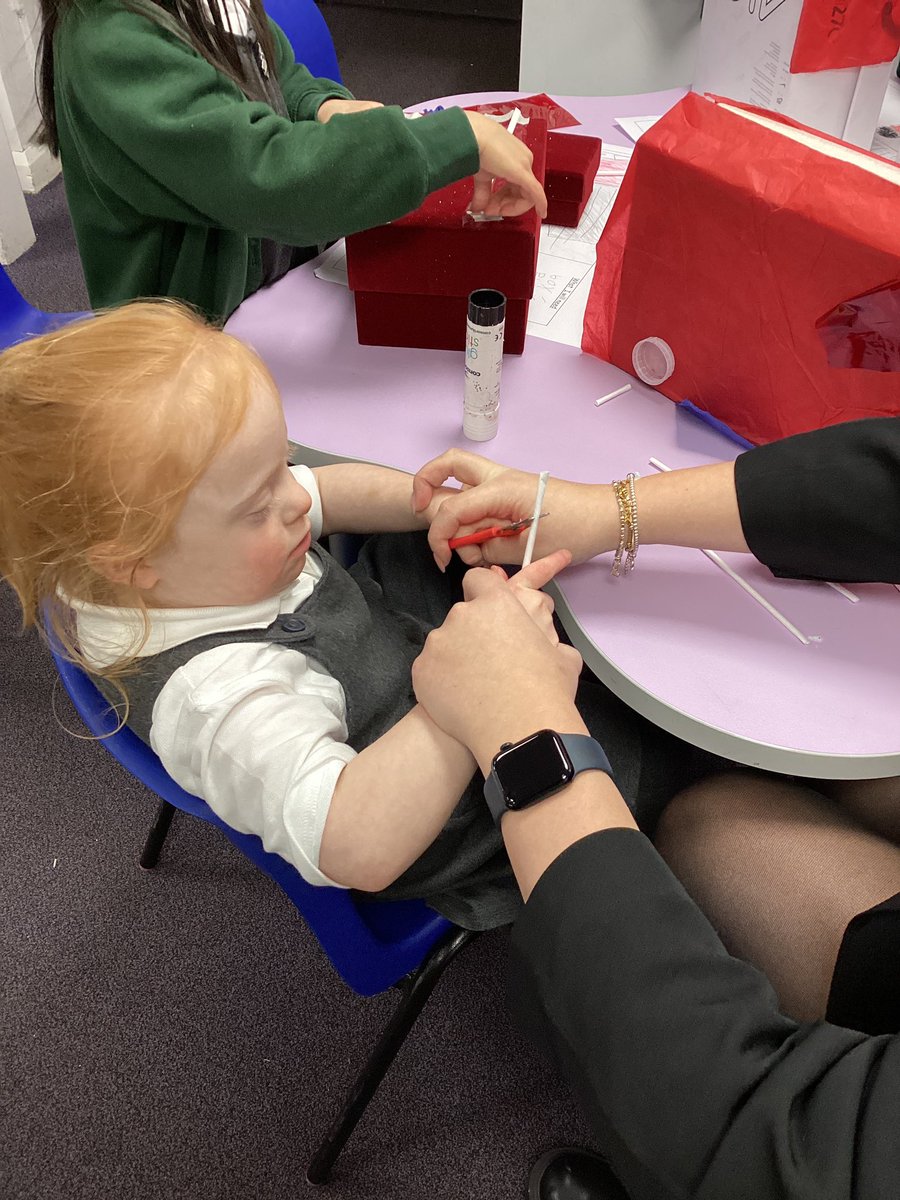 greenleasps's tweet photo. Itโs super busy in F2. We are using our designs to create our emergency vehicles #dtday #collage #junkmodel #eyfs #earlyyearsclassroom Its really lovely chatting with our friends about what weโre doing and the techniques weโre using # https://t.co/hoJpOhpex1