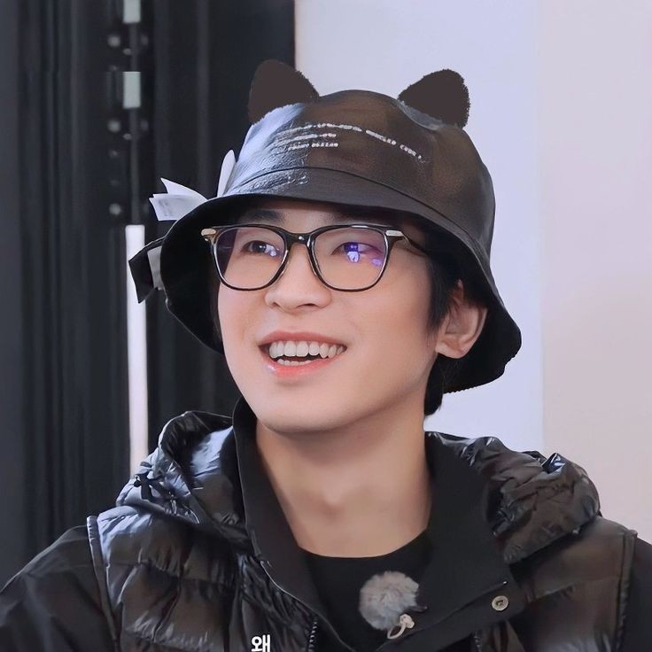 minwon few tweet au — cupicat.

klise, bagaimana dua lembar kertas random berisi foto kucing membuat marvin (mg) tertarik kepada sang pemilik kucing, willy (ww).