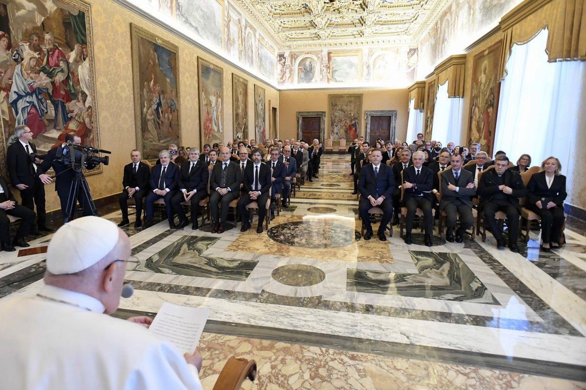 «Vino, terra, abilità agricola e attività imprenditoriale sono doni di Dio». Così @Pontifex_it nel ricevere in Udienza privata @VinitalyTasting, Veronafiere, i Soci e oltre 100 tra produttori di #vino e realtà associative del settore. Leggi la news ➡️ bit.ly/udienzavrf