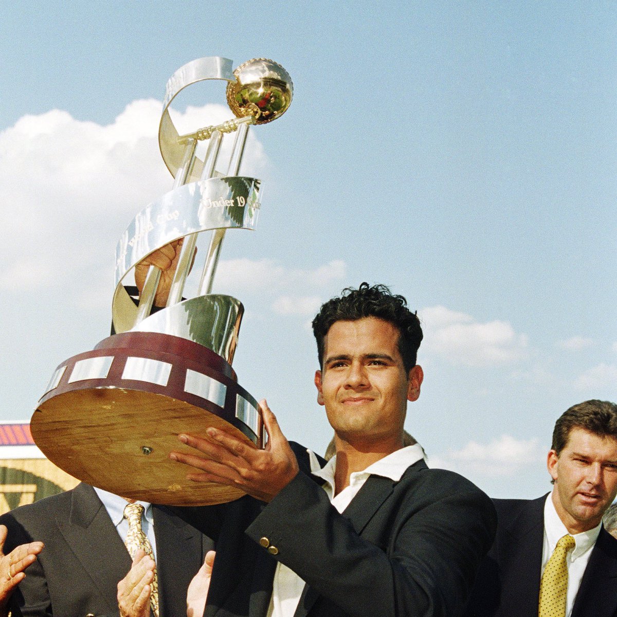 On this day in 1998, an England team featuring Owais Shah, Graeme Swann and Rob Key won the #U19WorldCup. @SternWords remembers it in Golden Summers, available now. Buy Golden Summers: thenightwatchman.net/buy/golden-sum…